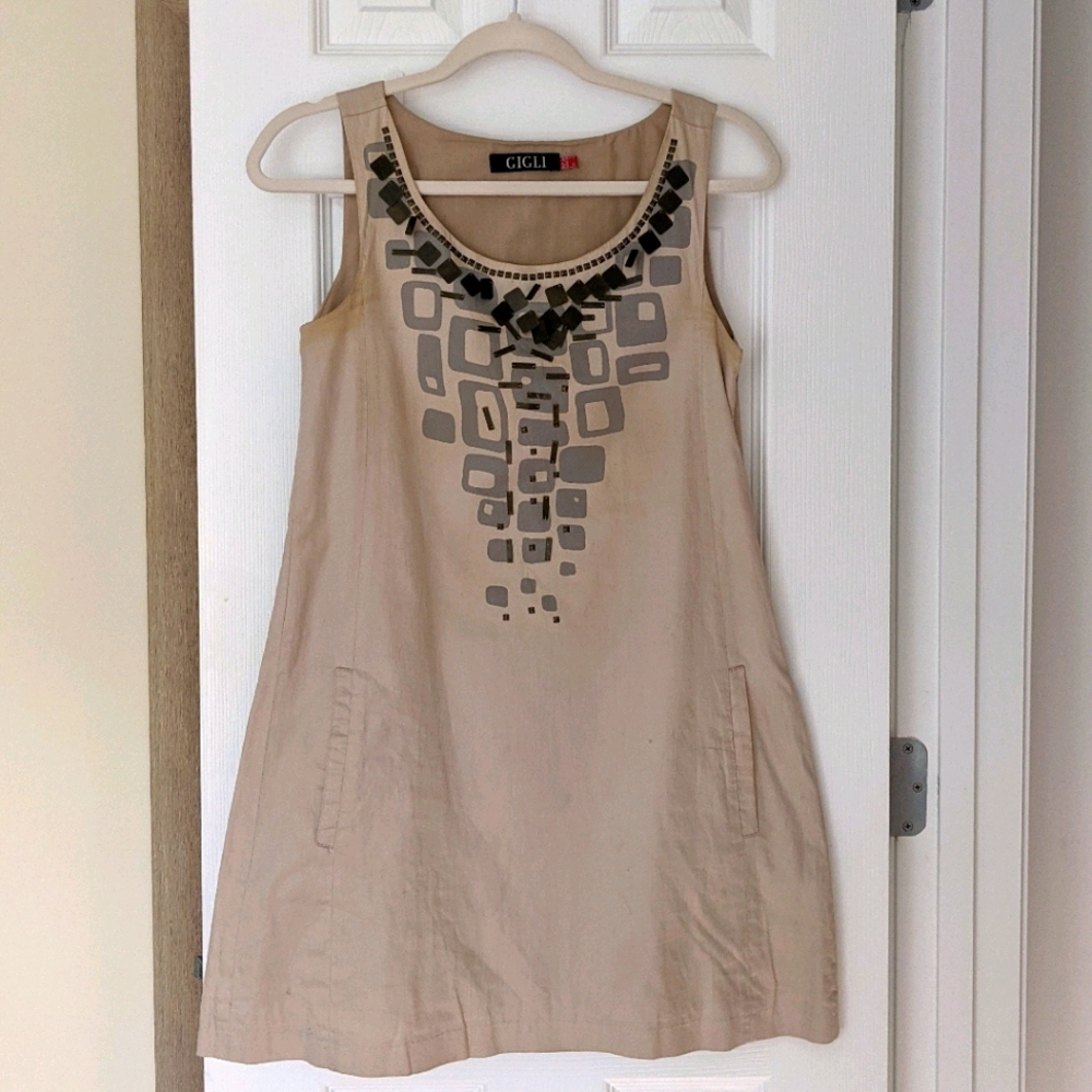 Sleeveless dress with pockets